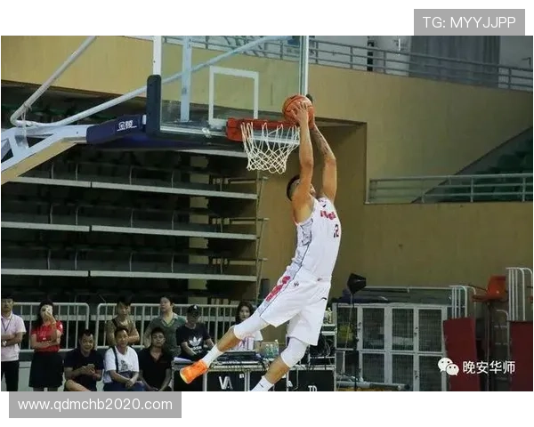 格兰特溜底线接霍勒迪精妙传球上演精彩暴扣点燃全场激情 格兰特溜底线接霍勒迪精妙传球上演精彩暴扣点燃全场激情